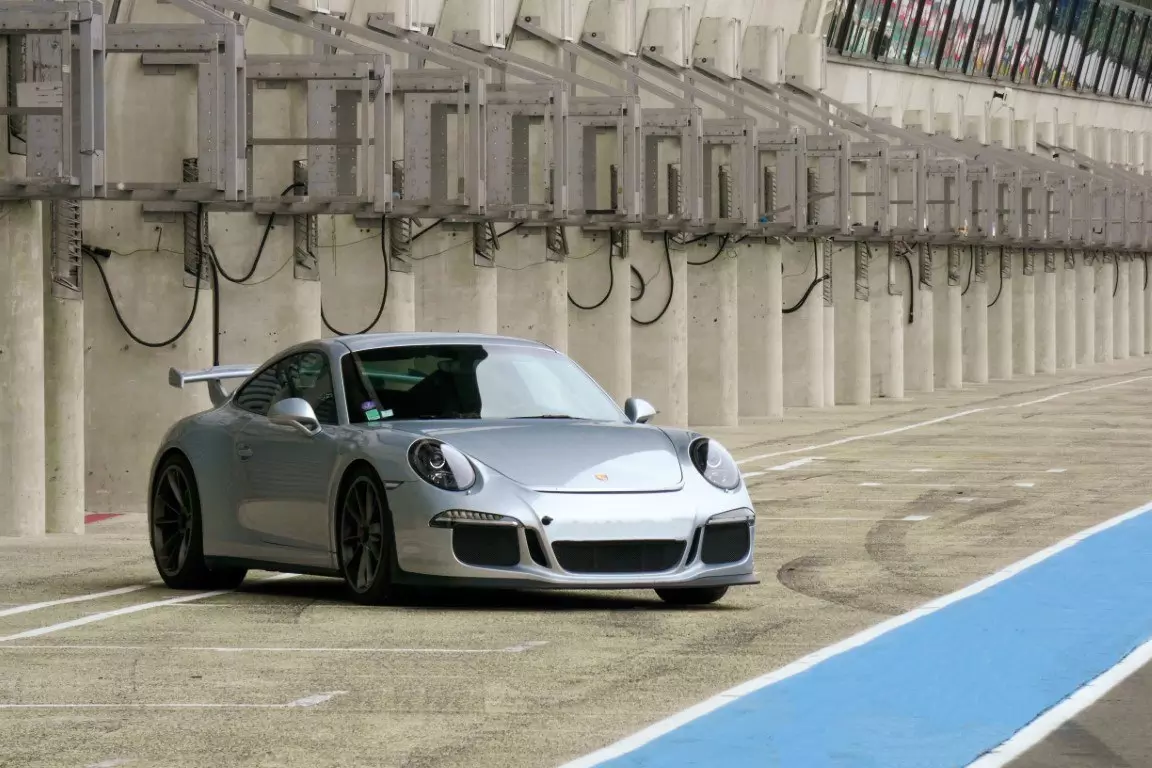 PORSCHE 911